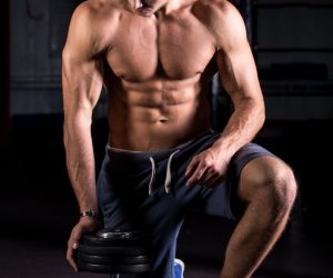 Hombre musculado mirando mancuerna _ Foto Gratis Hombre musculado mirando mancuerna _ Foto Gratis